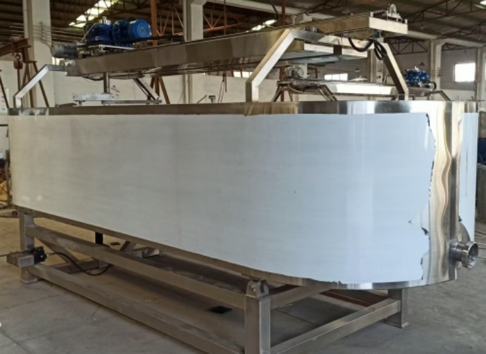 公司新增奶酪制作設(shè)備—不銹鋼奶酪槽、奶油摔打機(jī)